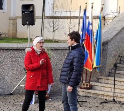 Irena Grilc in David Puškarič sta predstavili skeč o novih parkirnih prostorih